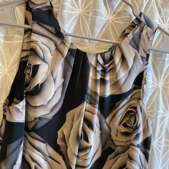 Express Rose sleeveless top - Picture 2 of 10